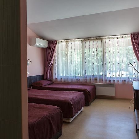 Family Hotel Kipra Екстериор снимка