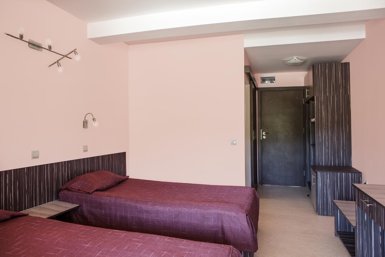 Family Hotel Kipra Екстериор снимка