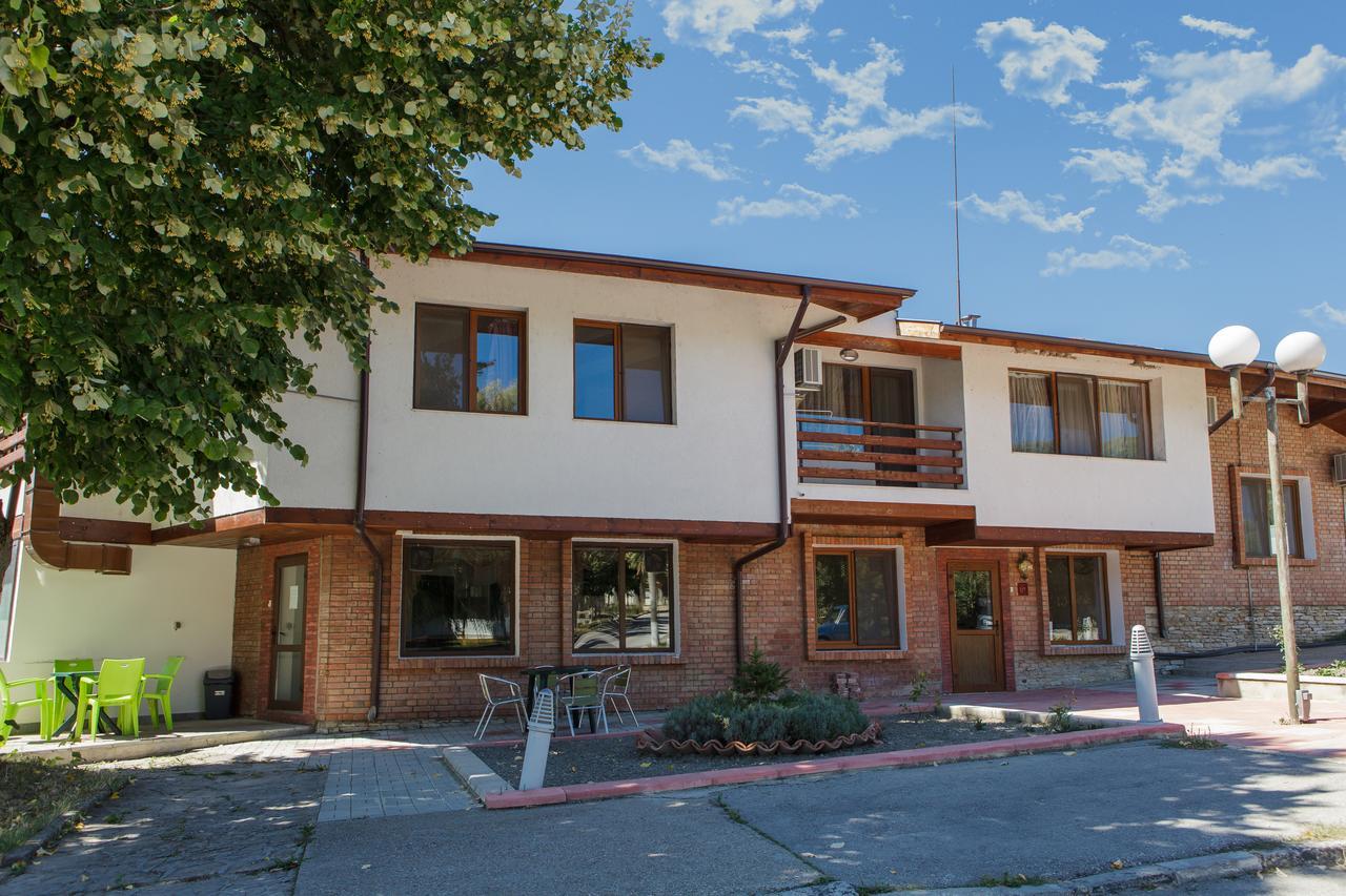 Family Hotel Kipra Екстериор снимка