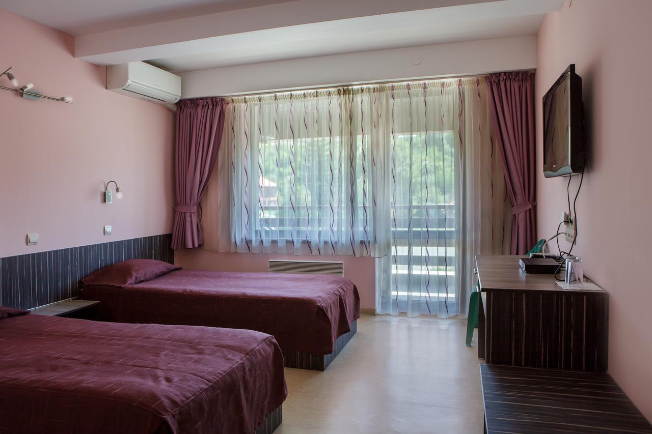 Family Hotel Kipra Екстериор снимка