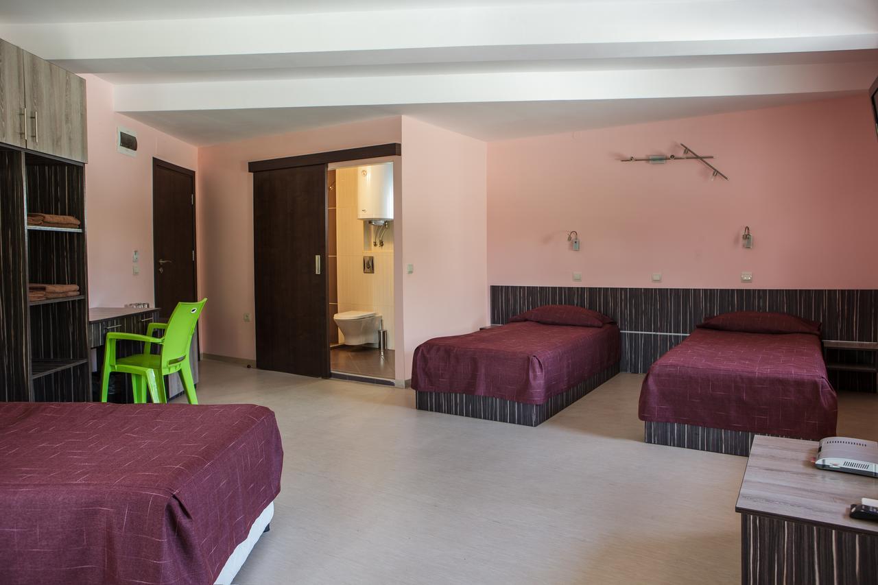 Family Hotel Kipra Екстериор снимка