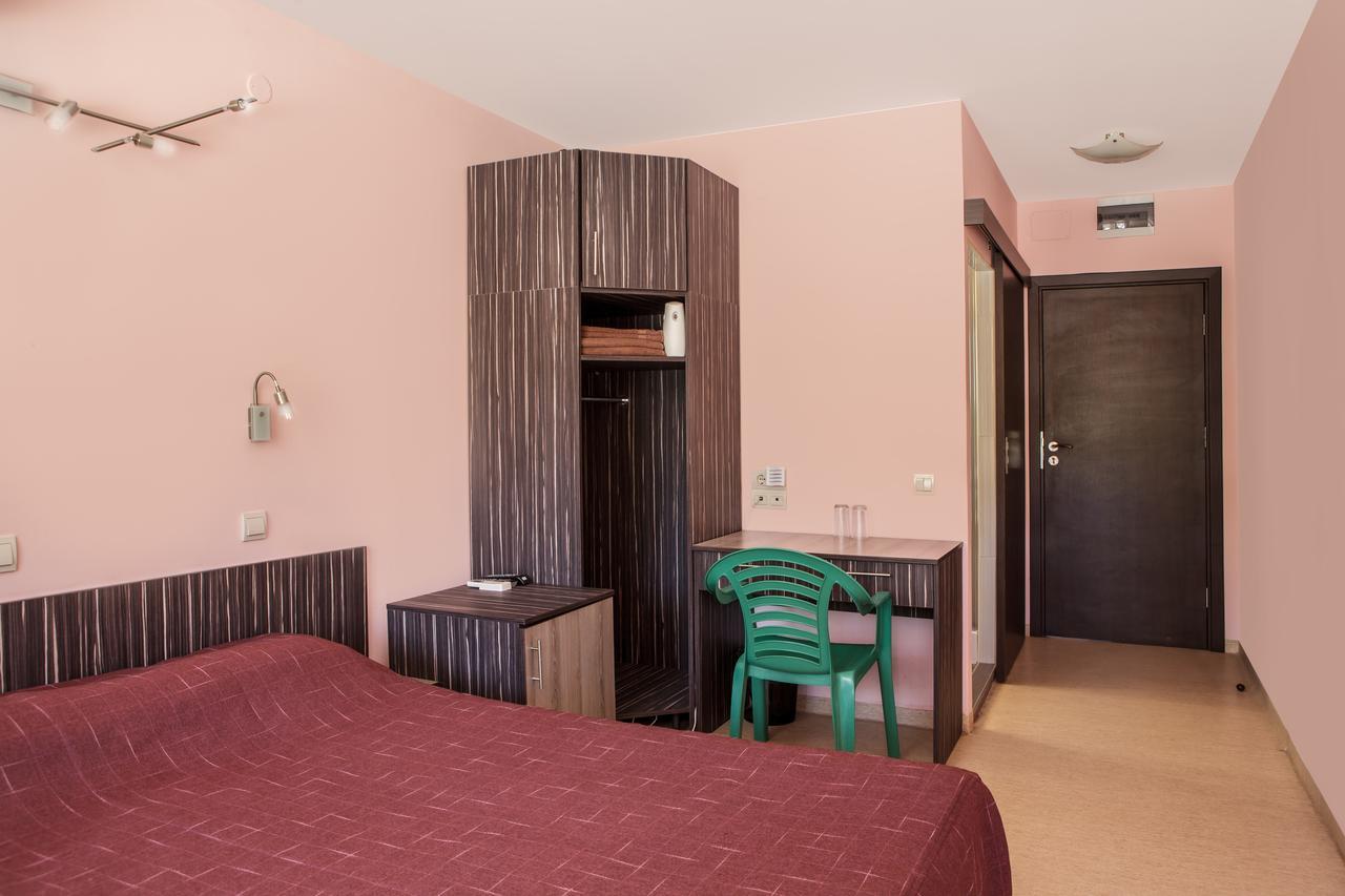 Family Hotel Kipra Екстериор снимка