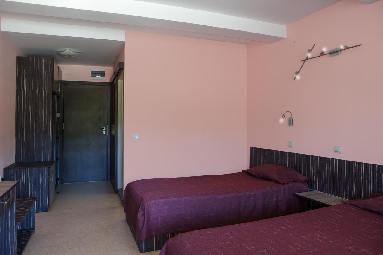 Family Hotel Kipra Екстериор снимка