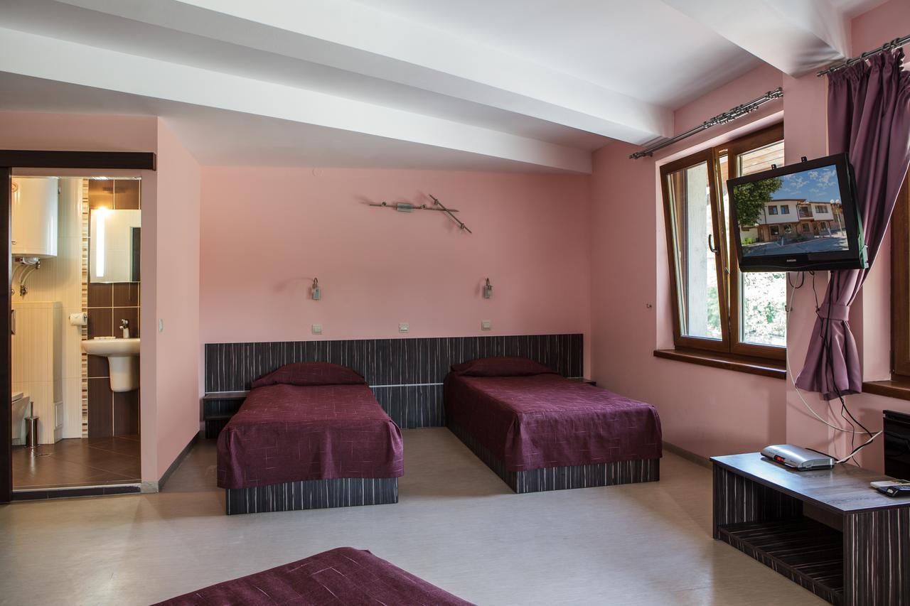 Family Hotel Kipra Екстериор снимка