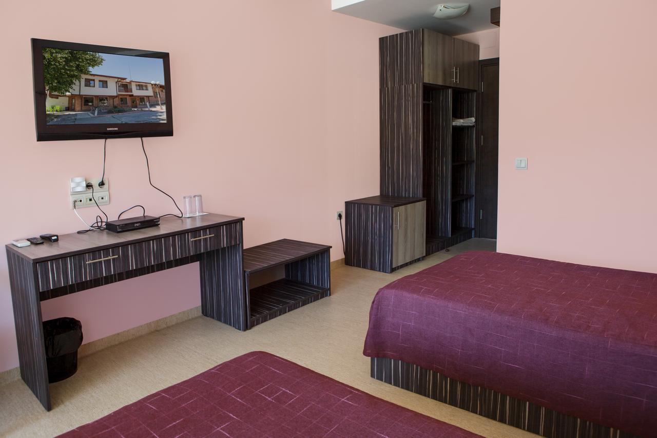 Family Hotel Kipra Екстериор снимка