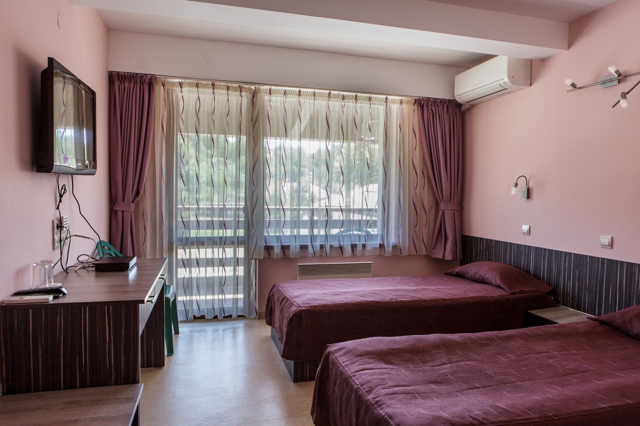 Family Hotel Kipra Екстериор снимка