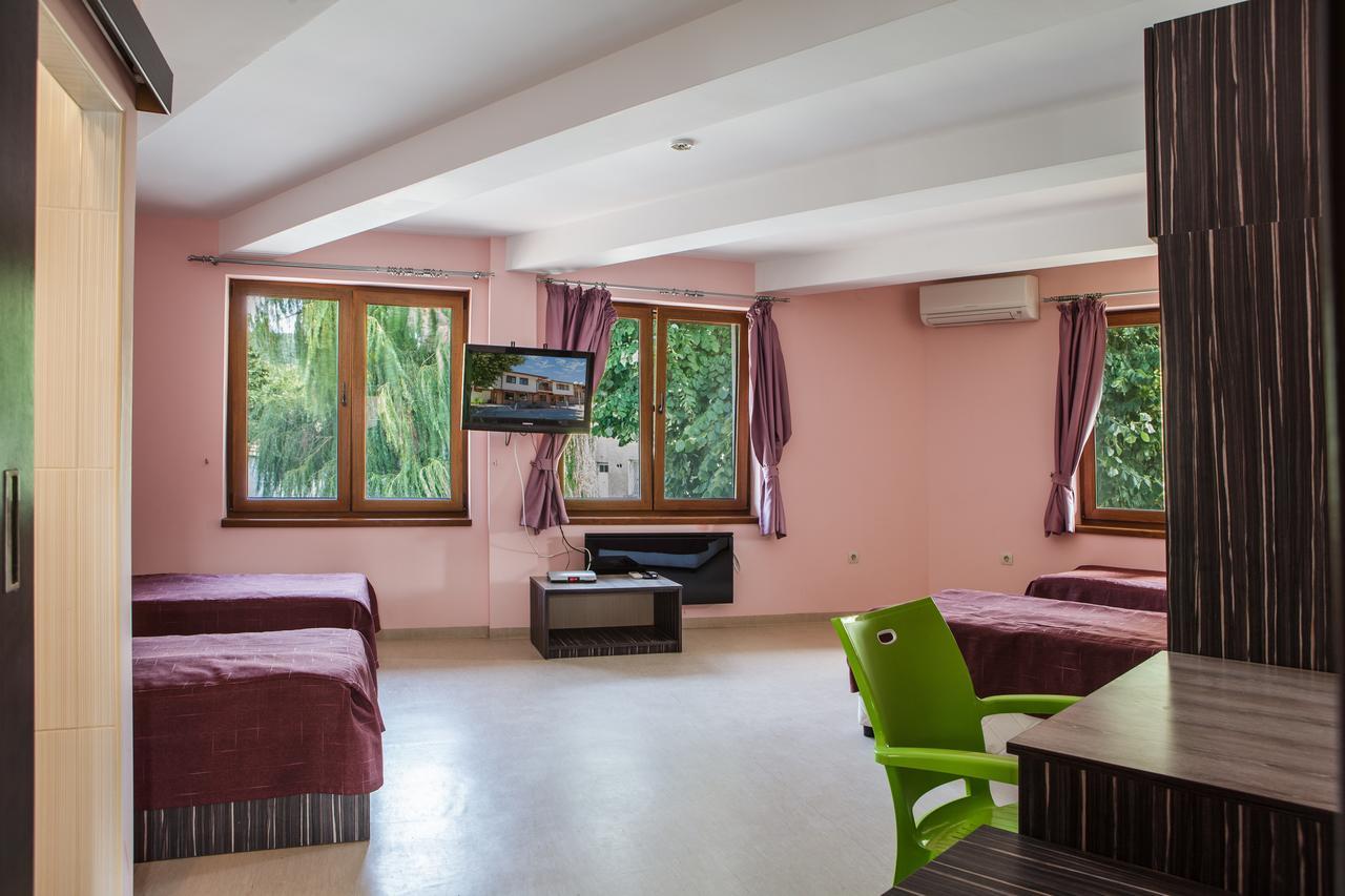 Family Hotel Kipra Екстериор снимка