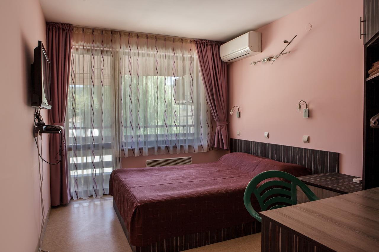 Family Hotel Kipra Екстериор снимка